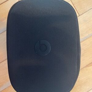 NWOT Beats by Dre Black Carrying Case